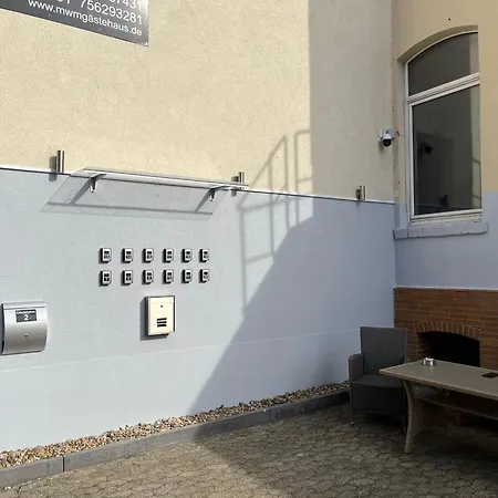 Zimmer-Bad-Tv-Kuehlschrank-14 Hotel *