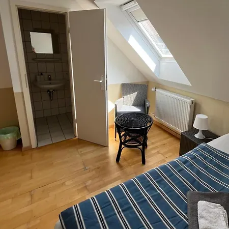 Zimmer-Bad-Tv-Kuehlschrank-14 Meine