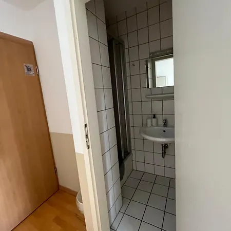 Hotel Zimmer-Bad-Tv-Kuehlschrank-14