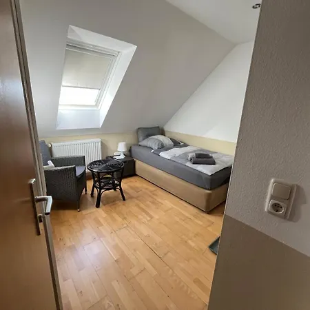 Zimmer-Bad-Tv-Kuehlschrank-14 Hotel *