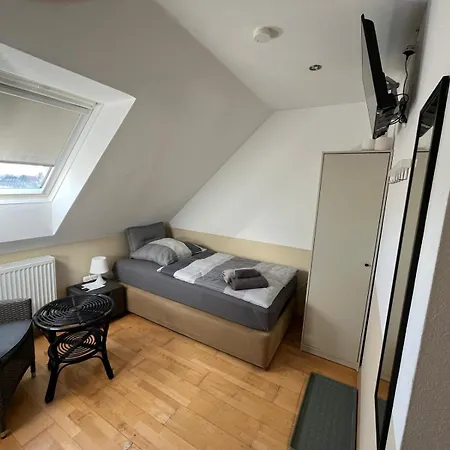 Zimmer-Bad-Tv-Kuehlschrank-14 Hotel Meine