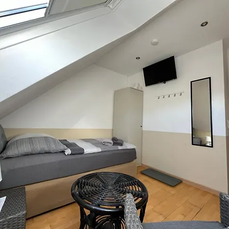 Hotel Zimmer-Bad-Tv-Kuehlschrank-14 Meine