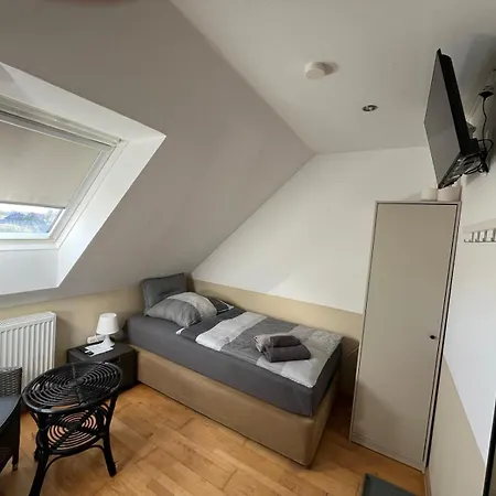 Hotel Zimmer-Bad-Tv-Kuehlschrank-14