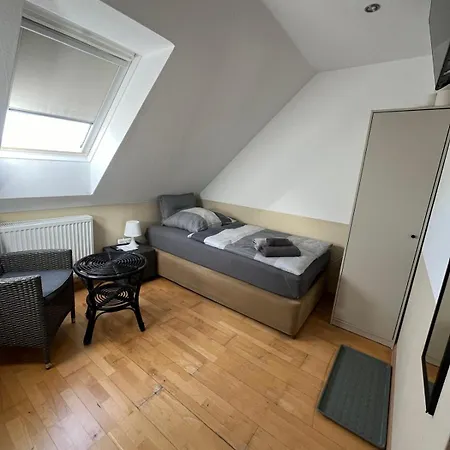 Hotel Zimmer-Bad-Tv-Kuehlschrank-14 *