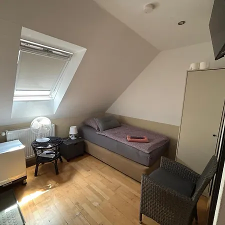 Zimmer-Bad-Tv-Kuehlschrank-14 Hotel *