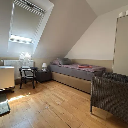 Hotel Zimmer-bad-tv-kuehlschrank-14 *