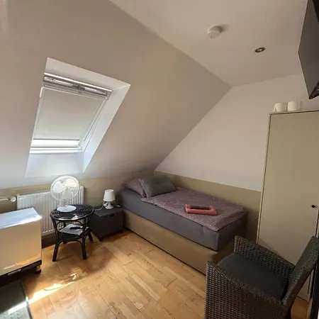 Zimmer-Bad-Tv-Kuehlschrank-14 Hotel Meine