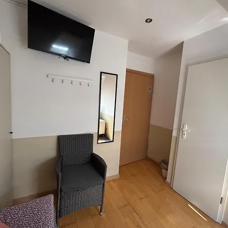 Zimmer-bad-tv-kuehlschrank-14 * Meine